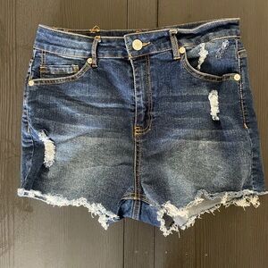 Love Tree Jean shorts size small in great condition.